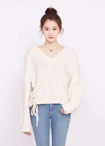 关晓彤白衣牛仔裤拍硬照却怎么有种成熟的女人味感觉