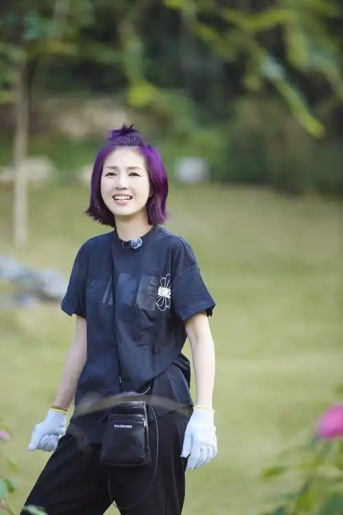 杨千嬅身穿红色廓形西装飒爽利落而短袖配休闲长裤更显年轻