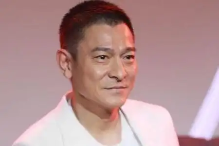 天王回归!刘德华大病初愈面容消瘦,一颦一笑仍具天王气势