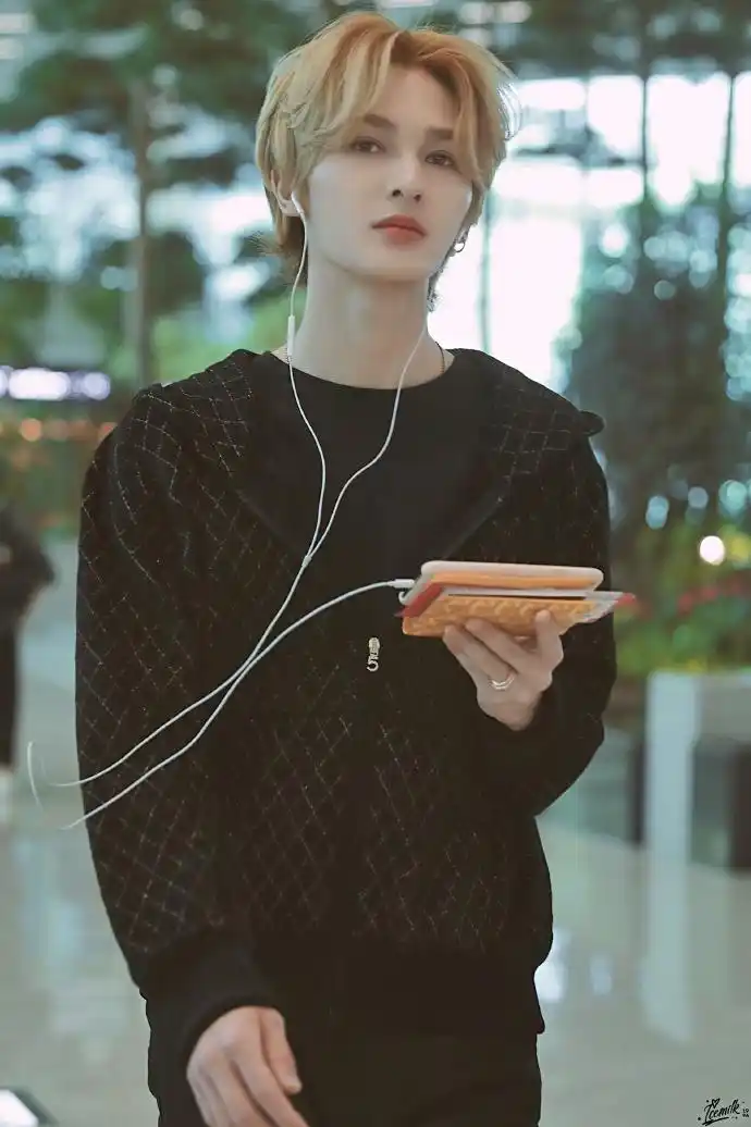 金发美人令人目眩神迷朱正廷金发黑衣look从首尔返沪