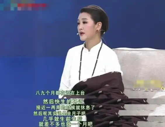 降央卓玛穿袍子很朴素,身后豪宅抢眼!怀三胎时挺9月孕肚唱高音