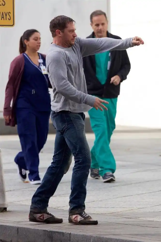 汤姆·哈迪《毒液》曝片场照 与虚空搏斗动作激萌_好莱坞_电影网_1905