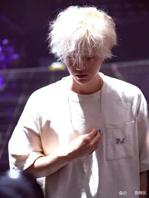 鹿晗武汉演唱会惊艳登场!白金发色闪耀夺目,染发健康隐患成焦点