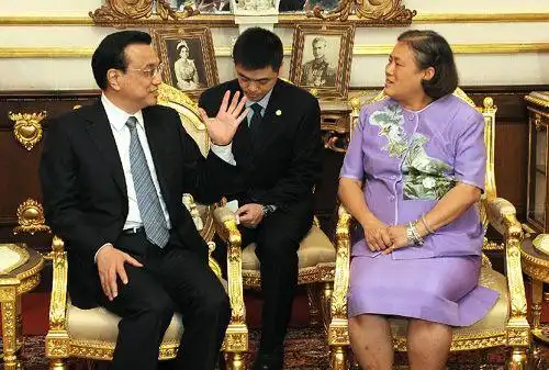 10月12日,中国国务院总理李克强在泰国王宫会见泰国国王普密蓬代表