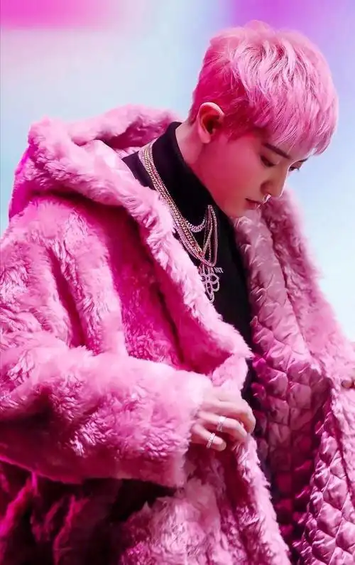 朴灿烈散发迷人魅力,大红色上衣搭配金发造型,软萌又帅气