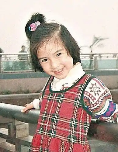 张馨予晒出白衣美照 长发飘飘造型清纯可爱(图)