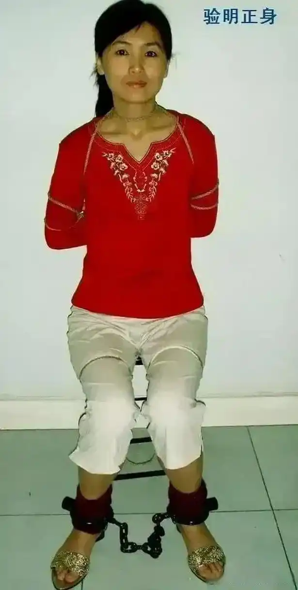 90年代,一个女毒贩被五花大绑着,在执行死刑前拍正身照,此时的她呆若