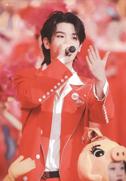 黄明昊一身红色的西装也是超级的养眼呢,尤其是