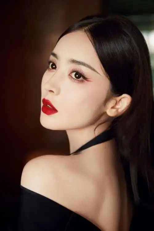 古力娜扎黑色紧身衣性感迷人,乌黑的头发,鲜红的嘴唇妩媚动人