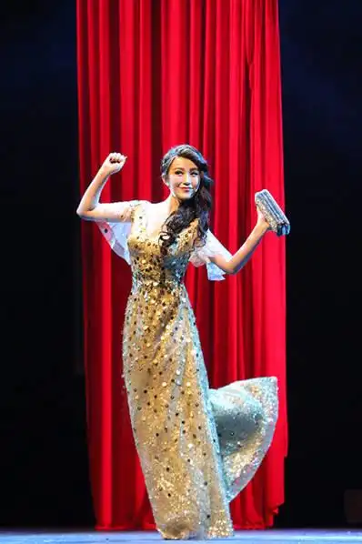 马丽话剧演不停 搞笑依旧颜值翻倍