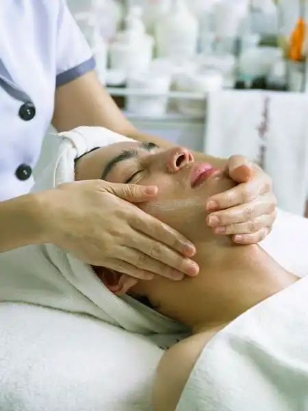 面部护理高清摄影图片下载-面部护理正版摄影图-千图高清图库