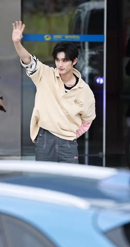 露一截锁骨清清冷冷的,笑起来又是实打实的甜心    #丁程鑫敖子逸hi6