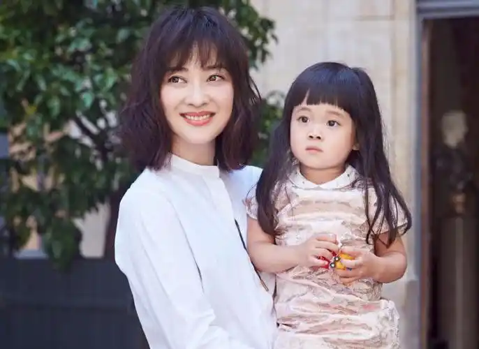 梅婷两个孩子也长大了姐弟长相如复制粘贴女儿大脑门似爸爸