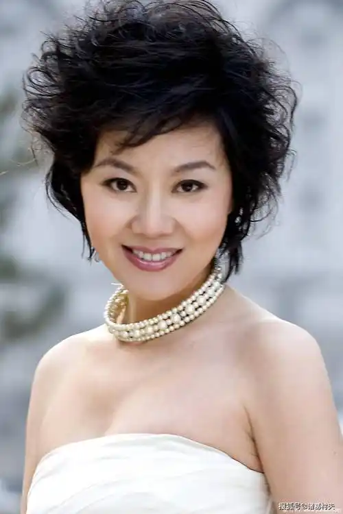 闫妮才是真尤物!饱满性感韵味十足!