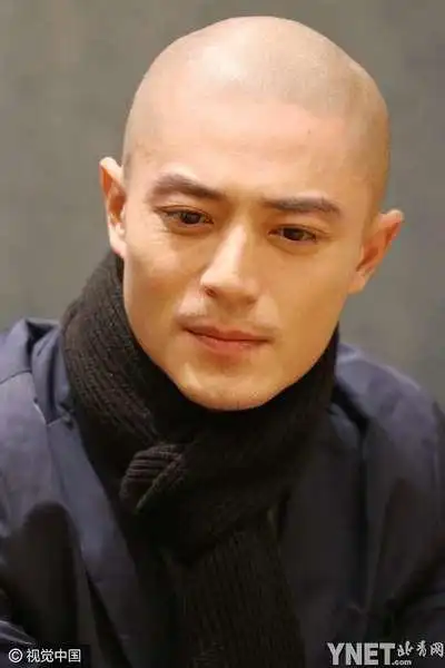 霍建华顶光头在上海宣传电影,表情萌化了少女心!