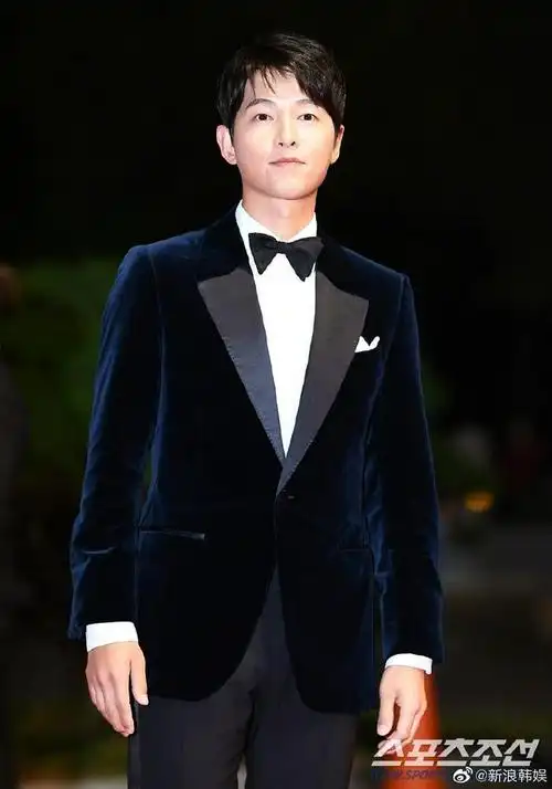 组图:宋仲基亮相釜山电影节红毯 状态满格仍有少年感