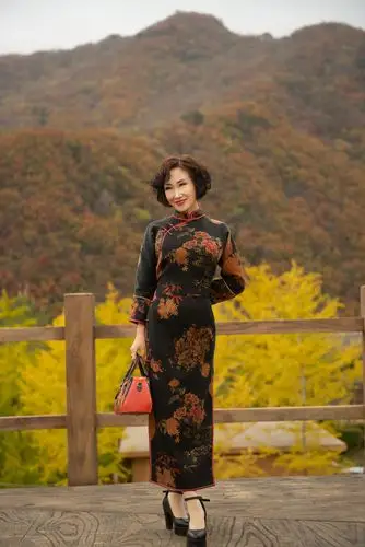 旗袍的美在于韵味.在于举手投足间女人柔美风情温婉的情愫.