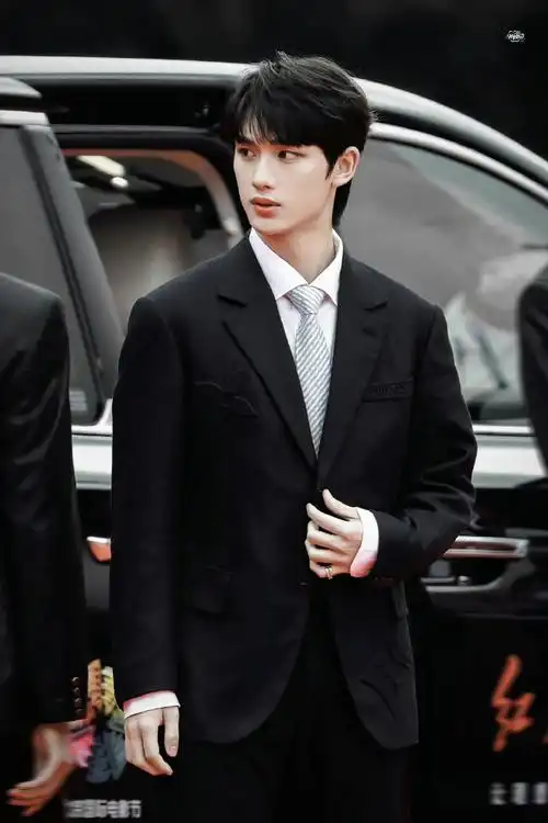 丁程鑫能不能把西装焊身上##北影节红毯上的明星们