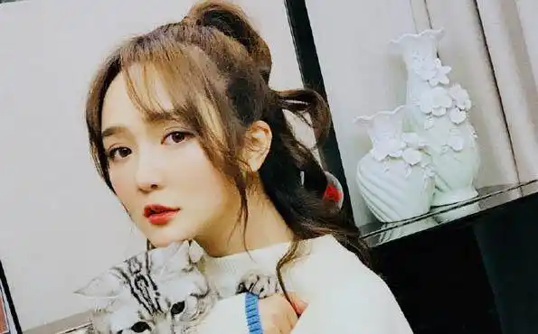 湖南元宵喜乐会:靳梦佳表现被关注,口型没有对上,是不是紧张了_变化