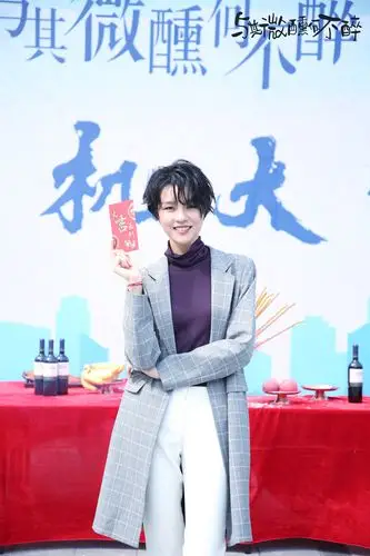 张婉清《与其微醺何不醉》化身杂志编辑 清冷禁欲攻气十足