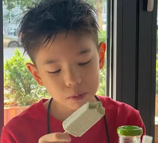 嗯哼秀出了他的新发型,展现了阳光的气质