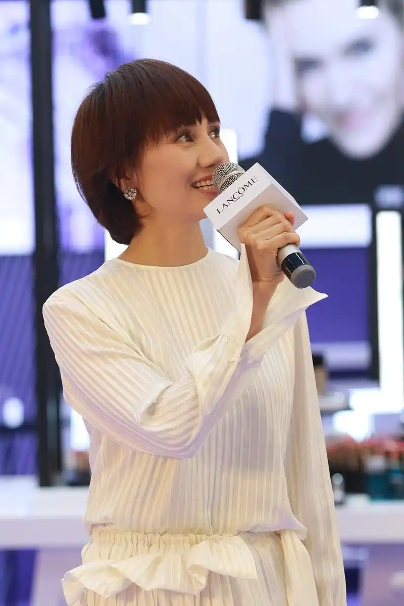 在《封神第一部》首映礼上,记者问袁泉:"跟老公在同一部电影里,和偶像