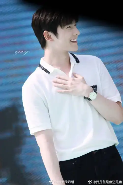 杨洋坐姿获网友点赞,穿正装颜值逆天:符合所有对小说