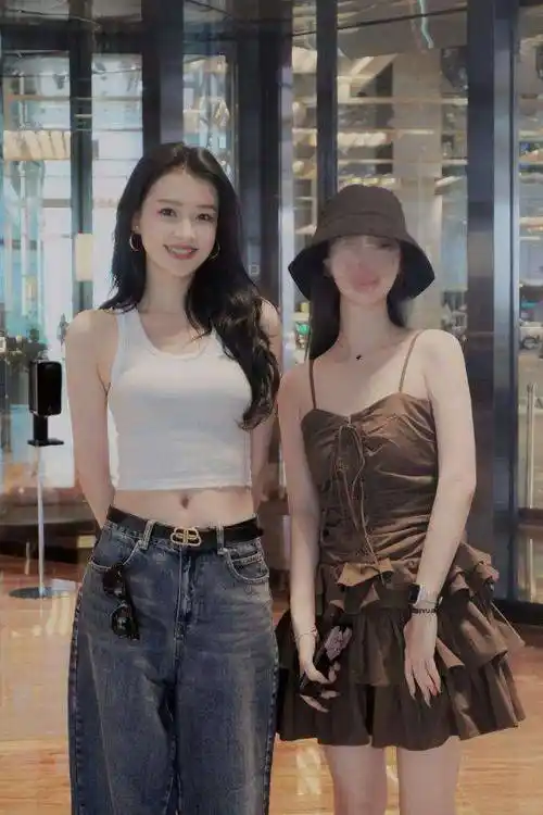 孙怡露脐装破怀孕谣言:肚皮松弛腰上满是赘肉,怒视女儿表情太凶