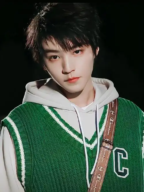 王俊凯牛仔套装机场路透