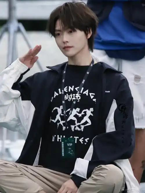 肖宇梁憨憨回头傻笑嘿嘿嘿