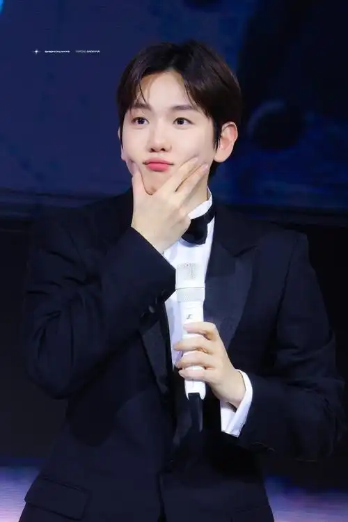 边伯贤#太可爱了 可爱得想咬一口他的mochi 捏捏小狗脸0606