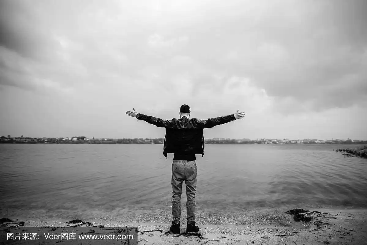 以湖泊为背景的男人的背影