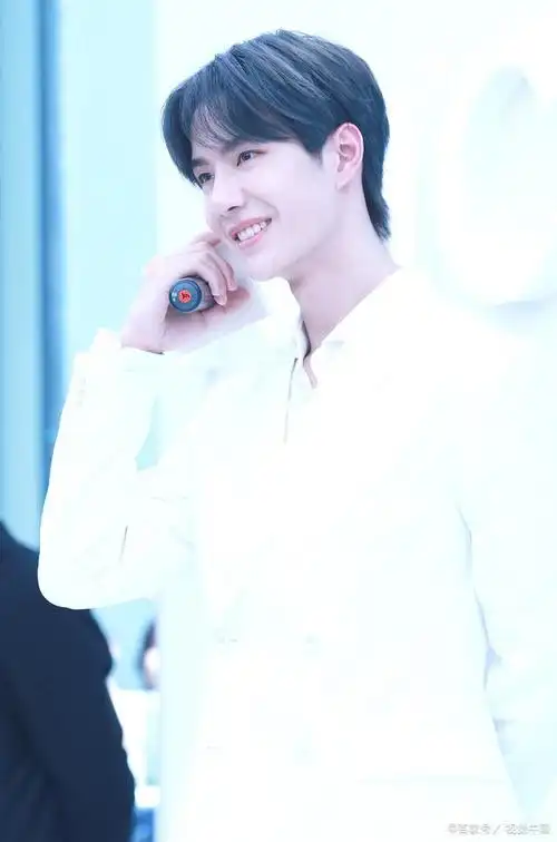 由于王一博很小就去韩国做练习生,所以学历尚浅,百度百科官方王一博的