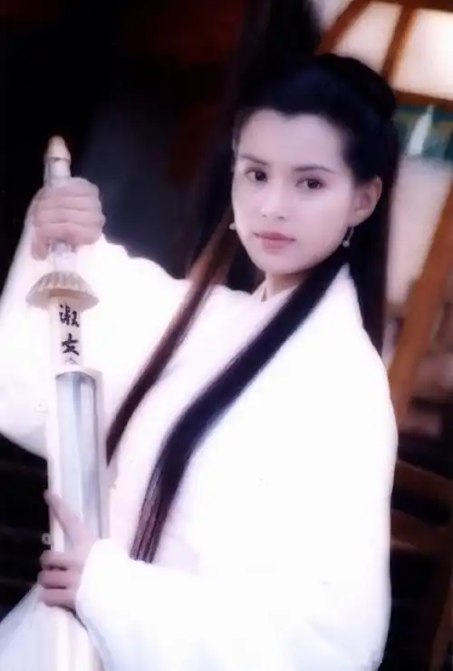 比如自带仙气的李若彤,她那个版本的"小龙女"可是惊艳众人.