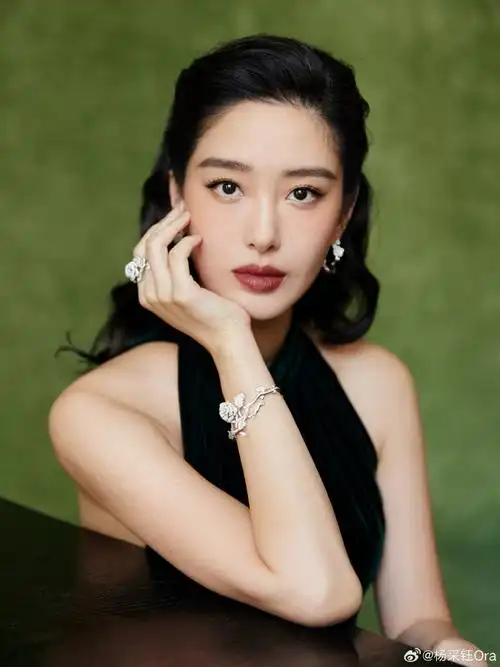 杨采钰露背挂脖长裙##杨采钰像极了美人鱼