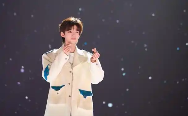 近日,当红小生宋亚轩在互联网上分享了一组新照片,迅速引爆了粉丝们的