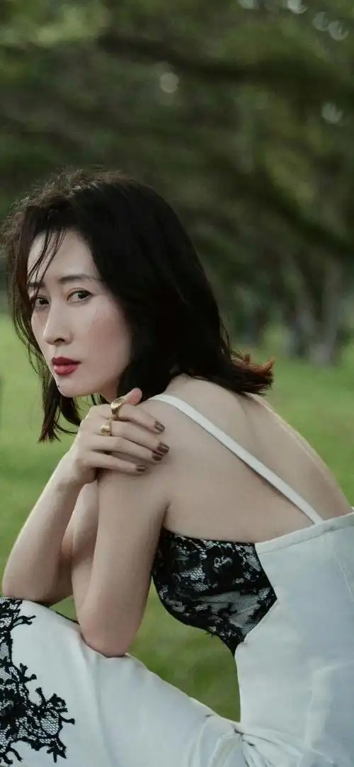 刘敏涛全素颜走机场,穿银色羽绒服 牛仔阔腿裤,时尚又减龄!