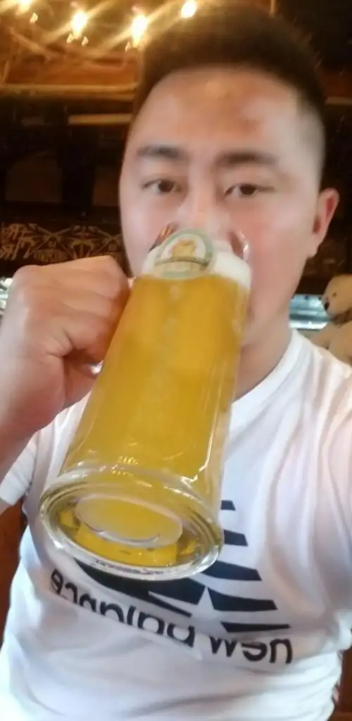 跟着酒神哪能忘记喝酒呢,昨晚的酒还没醒呢又来一杯宽窄巷子的一家精