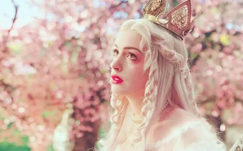 她的一举一动都是优雅,善良却不圣母.