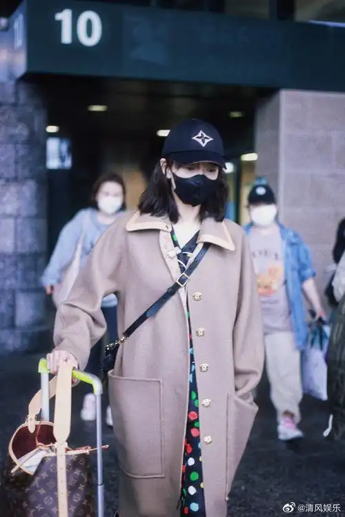 波点睡衣套装 卡其色大衣造型,状态好棒啊,期待新行程#宋茜米兰抵达