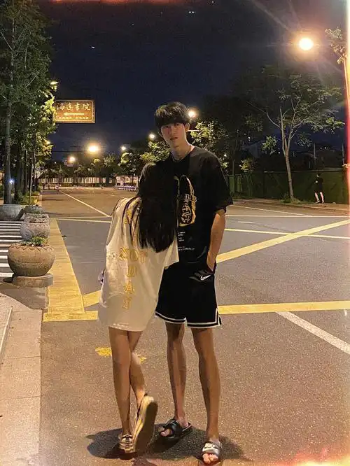 155190恋爱日记路灯下拍照yyds