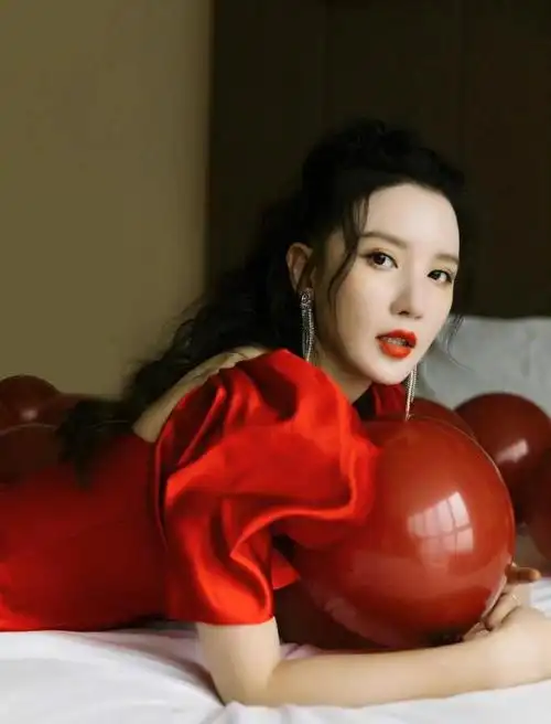 张萌美得像个洋娃娃穿红色连衣裙性感高贵阔天身材真能打