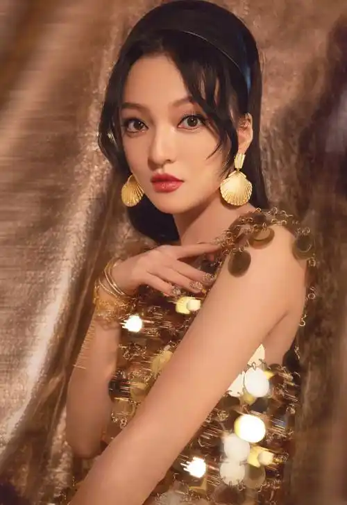 张韶涵穿金色亮片裙艳光四射五官精致美腿吸睛