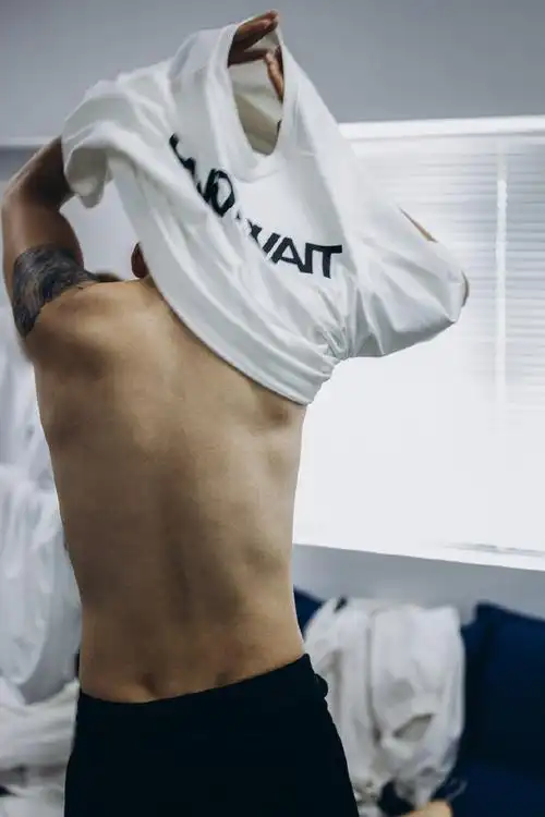 陈伟霆晒腹肌自拍##陈伟霆身材管理好牛