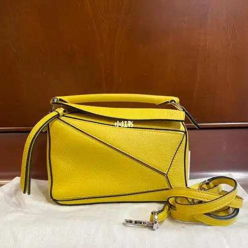 loewe罗意威 puzzle mini黄色手提斜挎包puzzle可以说是小包届的战斗