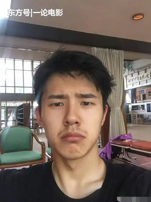 刘昊然晒自拍故意自黑,网友:长这么帅,真是难为你了