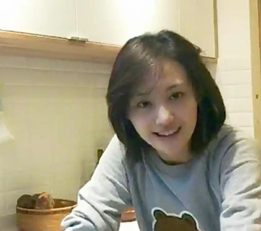 郑爽素颜照大合集,看到最后才发现脸上多了样东西!