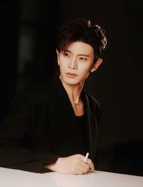 任嘉伦超话来点甜,来点颜,boss@任嘉伦allenv领西装廓形大片.