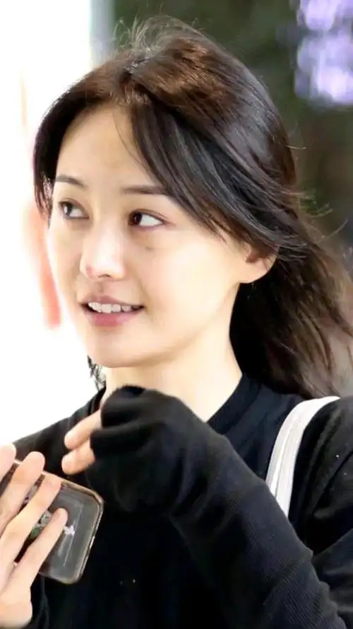 郑爽素颜现身机场和粉丝热聊,还要帮粉丝买机票,霸道总裁上线!