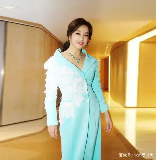 64岁刘晓庆早该服老,祖母绿旗袍搭珠宝优雅贵妇,适龄穿搭更美